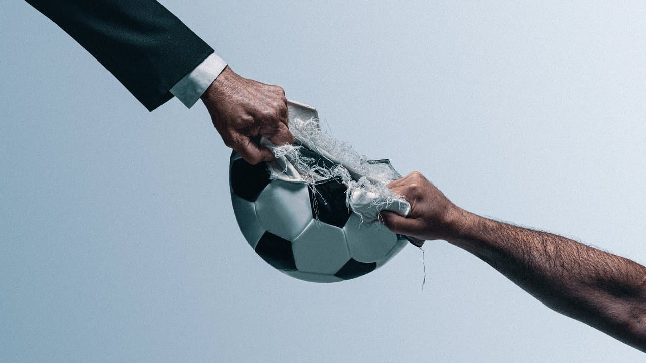 Szene aus Super League: Das Spiel abseits des Feldes