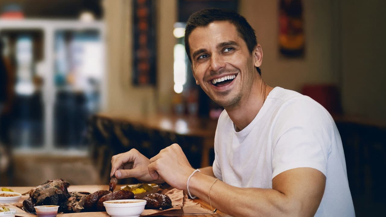 Szene aus Kulinarische Familiengeschichten mit Antoni Porowski