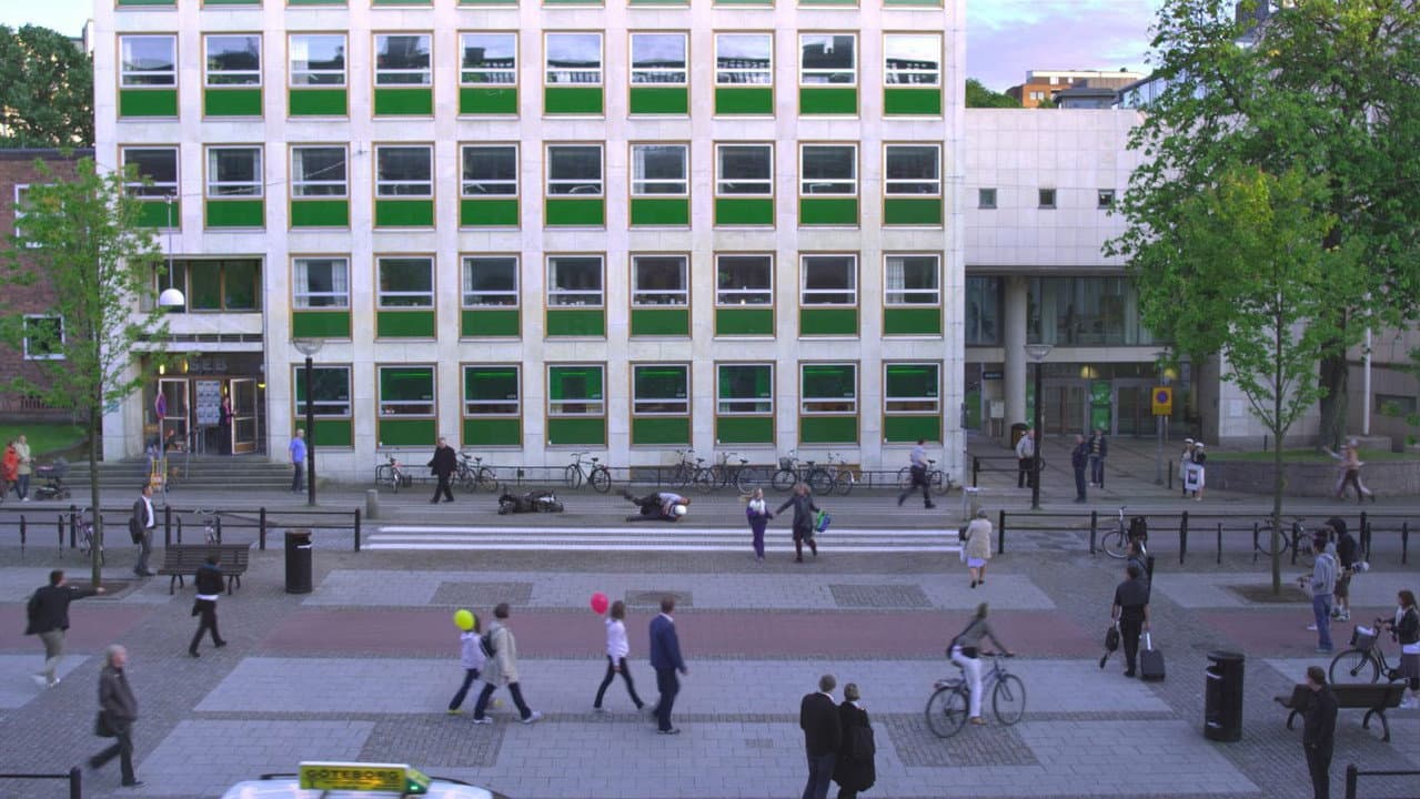 Szene aus Zwischenfall vor einer Bank