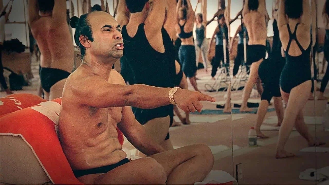 Szene aus Bikram: Yogi, Guru, Raubtier