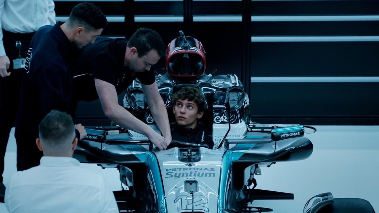 Szene aus The Seat: Kimi Antonelli fährt für Mercedes