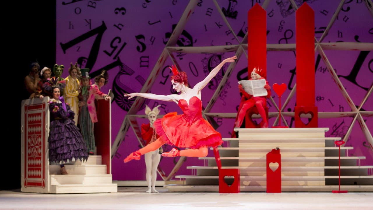 Szene aus Royal Opera House: Alice's Adventures in Wonderland